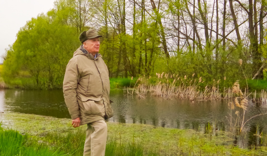 Dr. Peter Hummitzsch 2010 am neu geschaffenen „Weißstorch“-Kleingewässer in der Seifenbach-Aue (im Moritzburger Teichgebiet) Foto: Ina Ebert